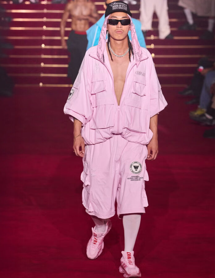 modelo desfilando temporada primavera 2026 para la marca Willy Chavarria