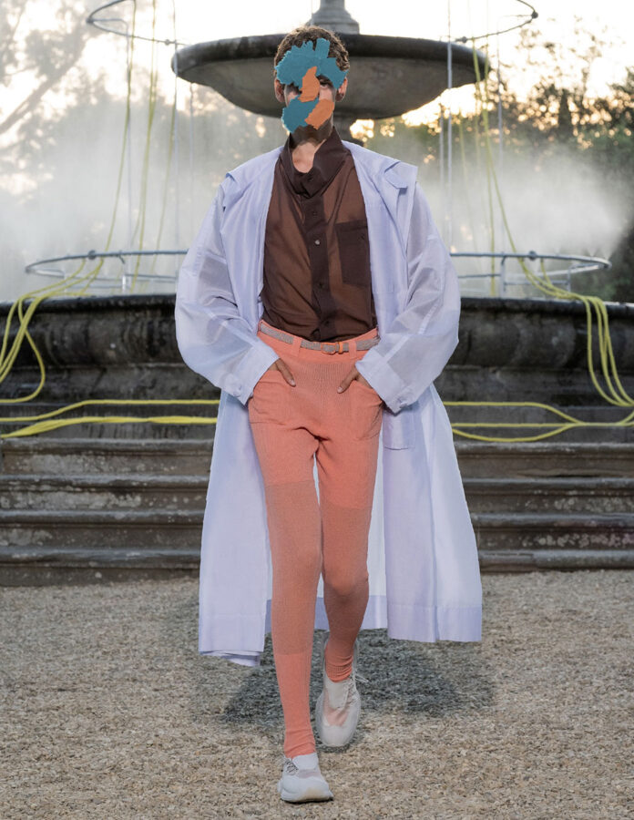 modelo desfilando en el desfile de Homme Plisse Issey Miyake con tejidos transparentes temporada primavera 2026