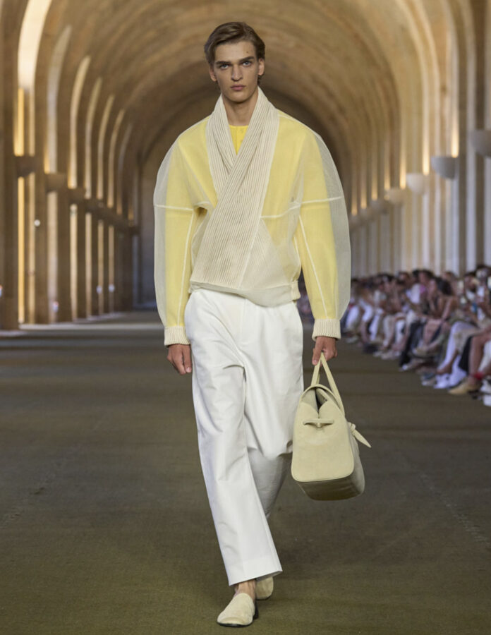modelo desfilando en el desfile de Jacquemus con tejidos transparentes temporada primavera 2026