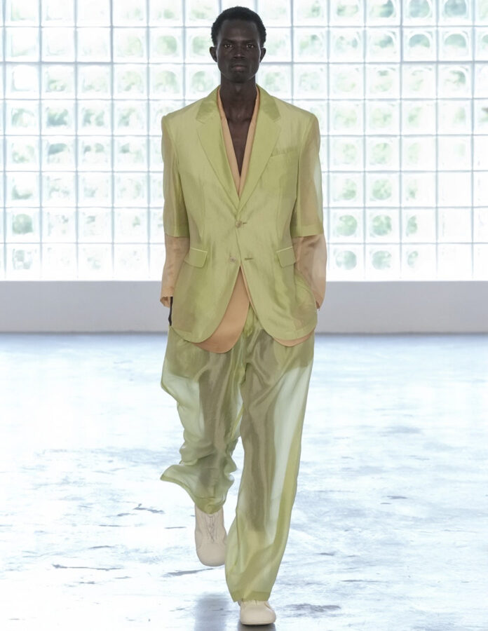 modelo desfilando en el desfile de Pronounce con tejidos transparentes temporada primavera 2026