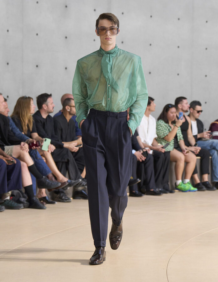 modelo desfilando en el desfile de Saint Laurent con tejidos transparentes temporada primavera 2026