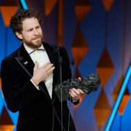 Estos han sido los momentos más destacados de los Premios Goya 2026 Álvaro Cervantes vestido con traje negro y camisa blanca sujetando el Goya que ha ganado como Mejor Actor de reparto por Sorda.