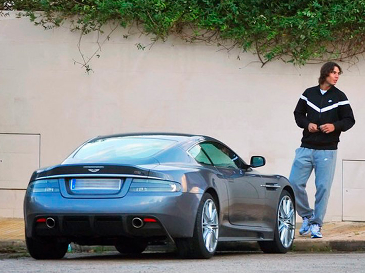 Rafa Nadal junto al Aston Martin DBS Volante, con su motor V12 de 725 CV