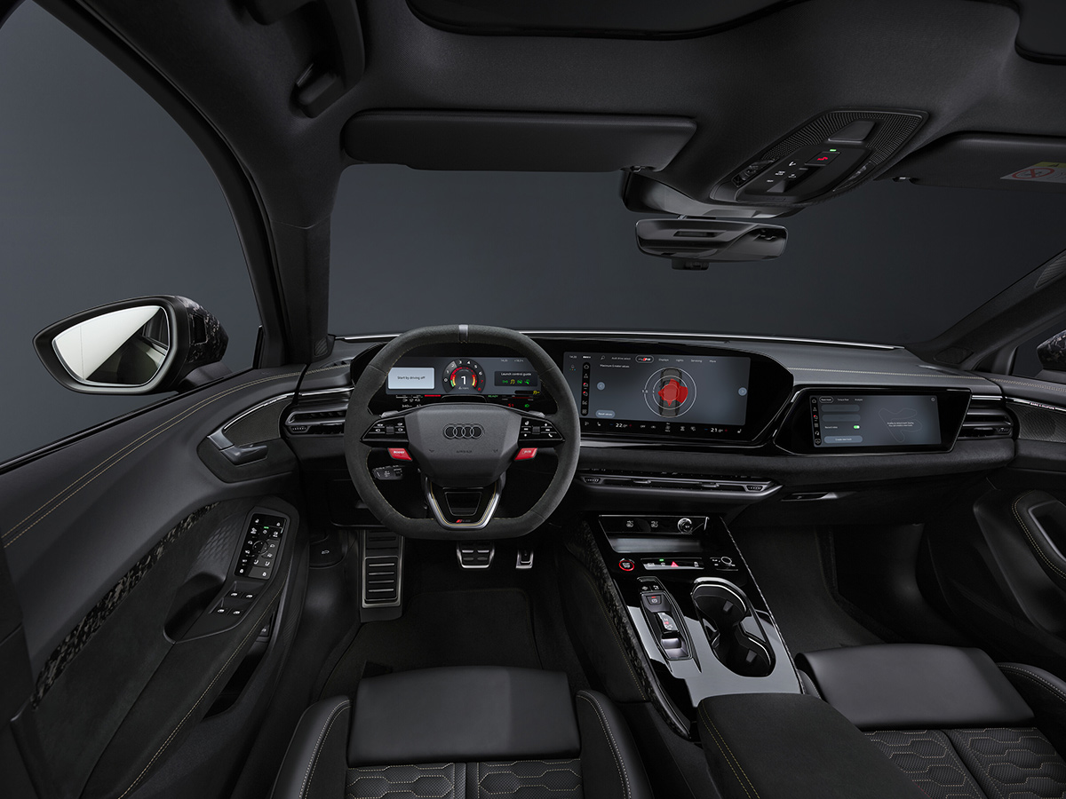 Puesto de conducción del Audi RS 5 con Audi virtual cockpit, MMI panorámico y pantalla para el acompañante
