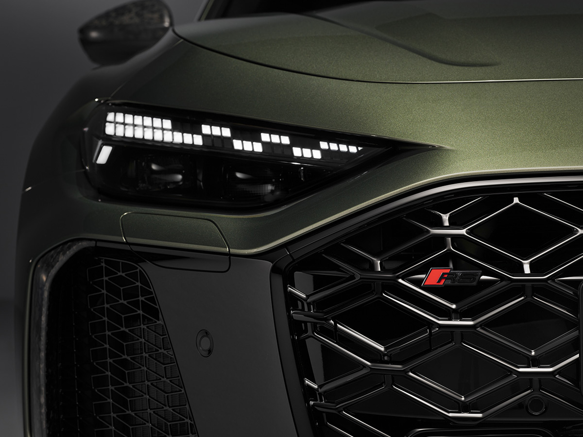 El sistema de escape RS se desarrolló desde cero y usa válvulas para ajustar el sonido según el modo de conducción. En esta vista también se aprecia el difusor con aletas y el reflector vertical rojo que remata la trasera.