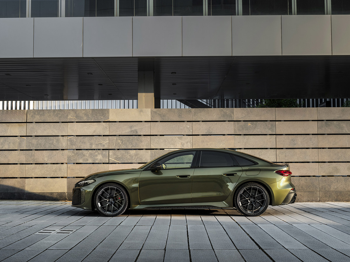 Perfil lateral del Audi RS 5 en color verde, diseño tipo coupé de cuatro puertas y ruedas de 21 pulgadas