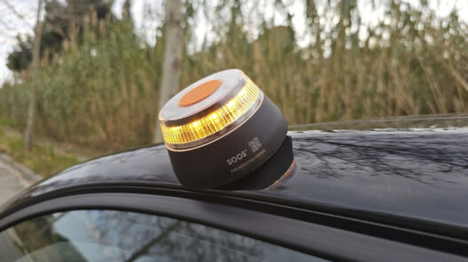 Coche con la baliza V16 obligatoria en España