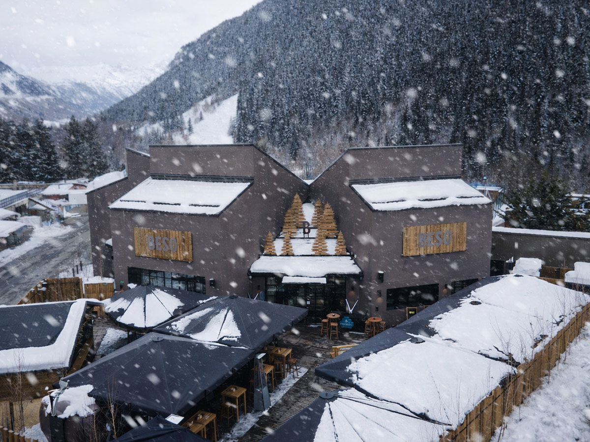 vista desde fuera del restaurante Beso Baqueira nevando
