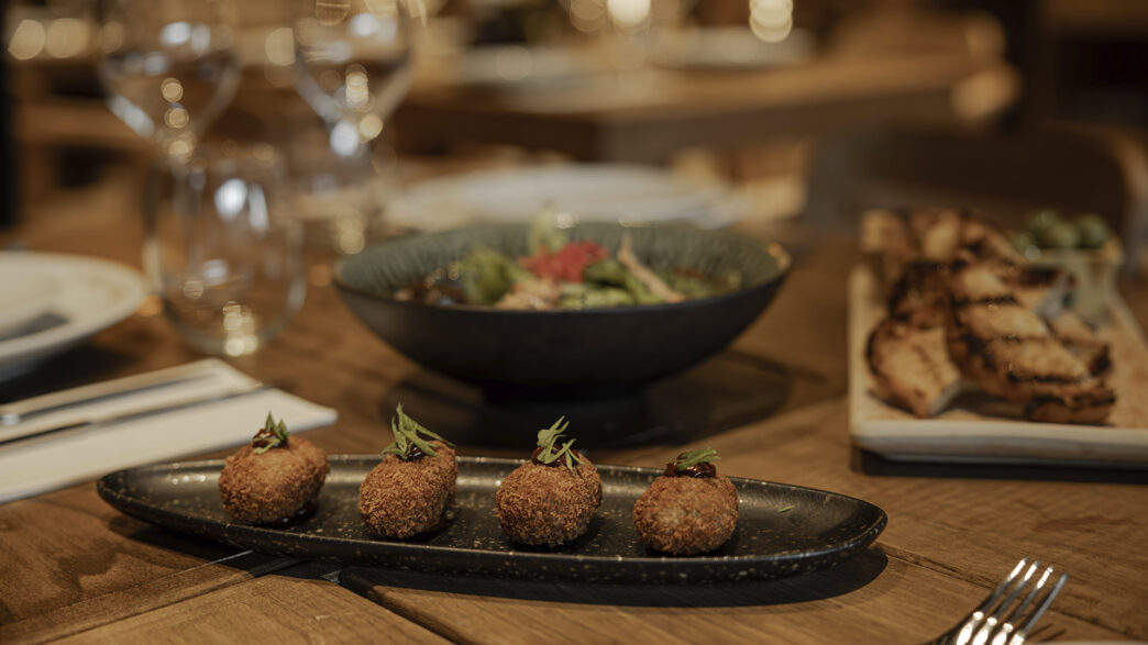 Mesa con croquetas del restaurante Beso Baqueira