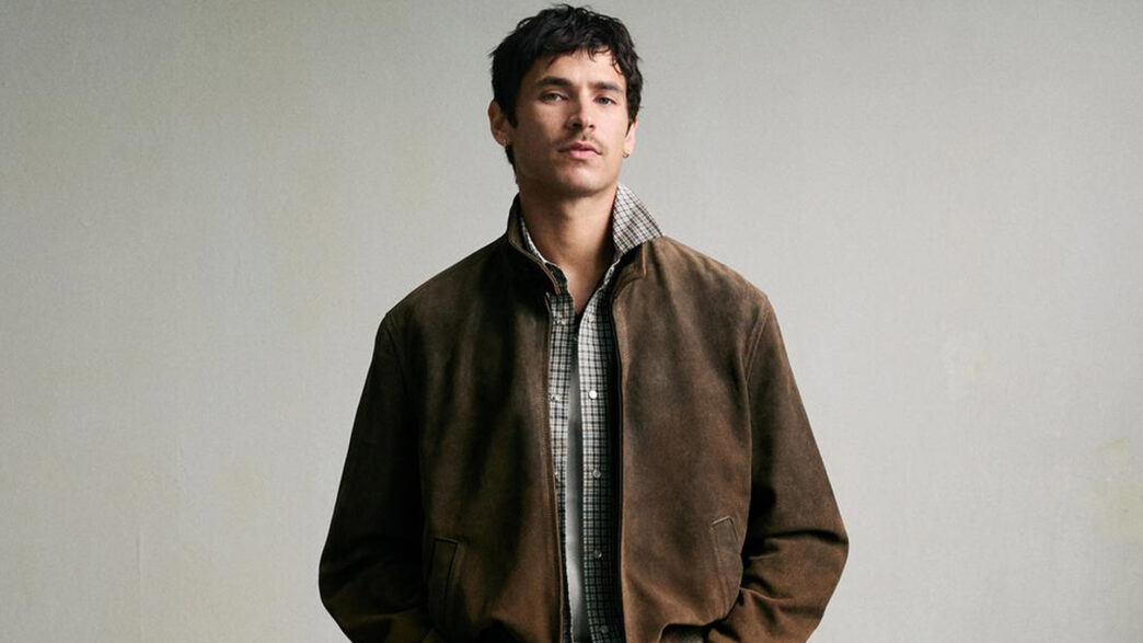 Hombre con cazadora de piel de ante marrón de Zara colección Origins 2026.