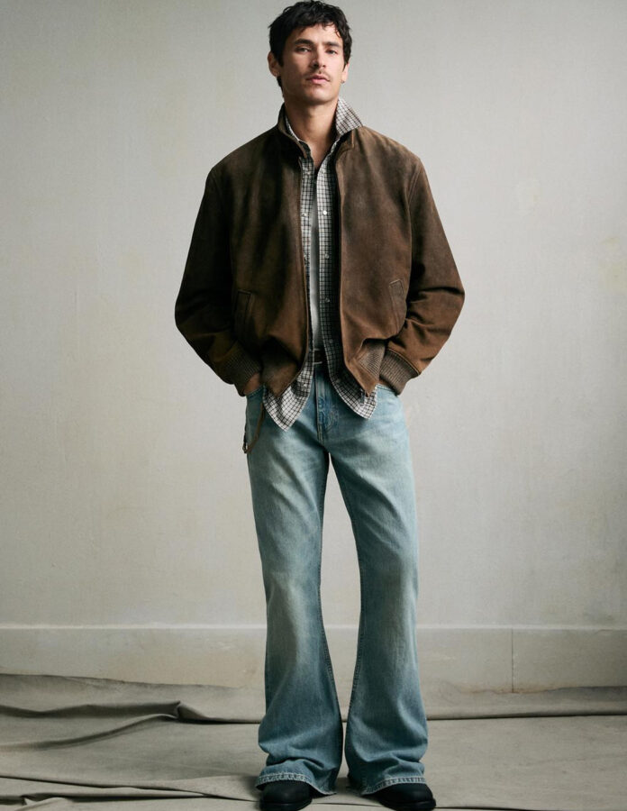 Hombre con cazadora de piel de ante marrón de Zara colección Origins 2026.