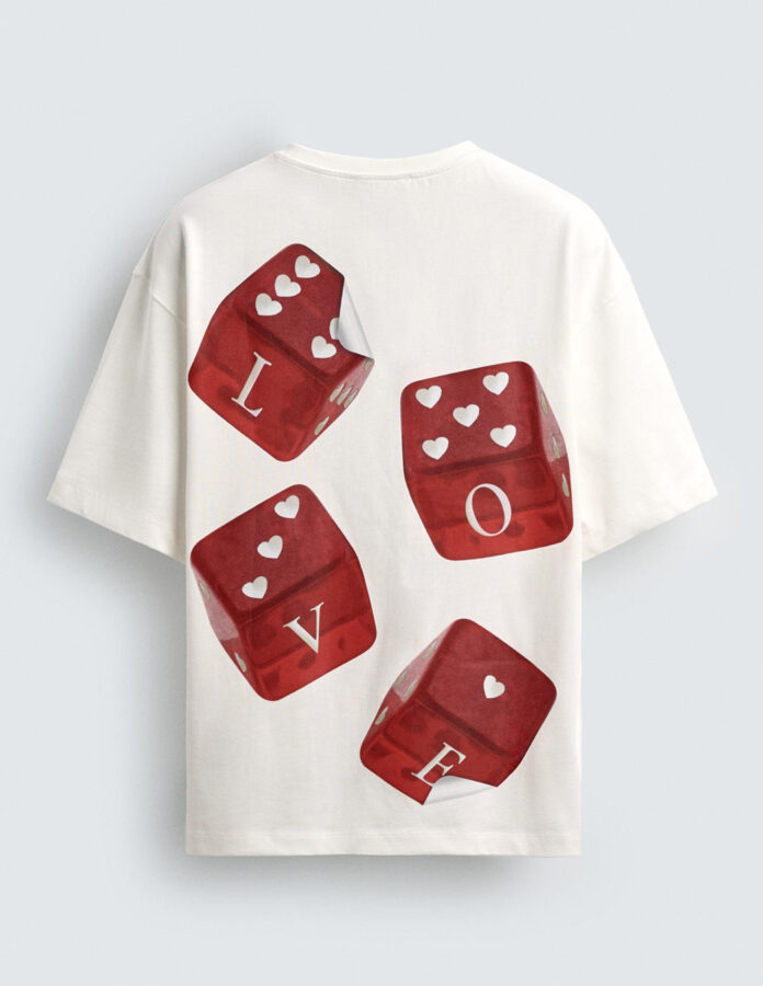 Camiseta blanca de Zara con estampado de dados en la espalda