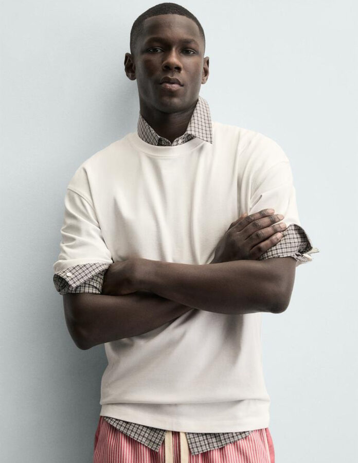 modelo vestido con la camiseta blanca de Zara con estampado de dados en la espalda