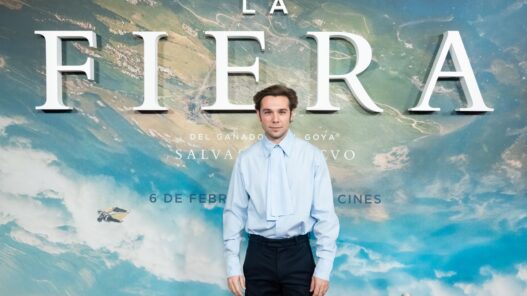Carlos Cuevas luciendo una camisa azul claro y pantalones azul marino en la premiere en Madrid de la película La Fiera.