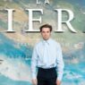Carlos Cuevas luciendo una camisa azul claro y pantalones azul marino en la premiere en Madrid de la película La Fiera.