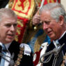 El rey Carlos III hablando con el príncipe Andrés