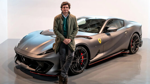 Carlos Sainz posa junto a uno de sus Ferrari