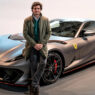 Carlos Sainz posa junto a uno de sus Ferrari