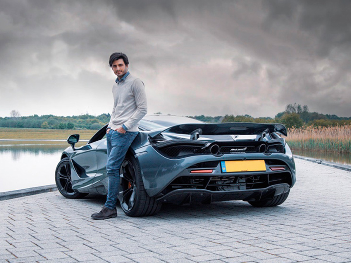 Carlos Sainz junto a su McLaren 720S