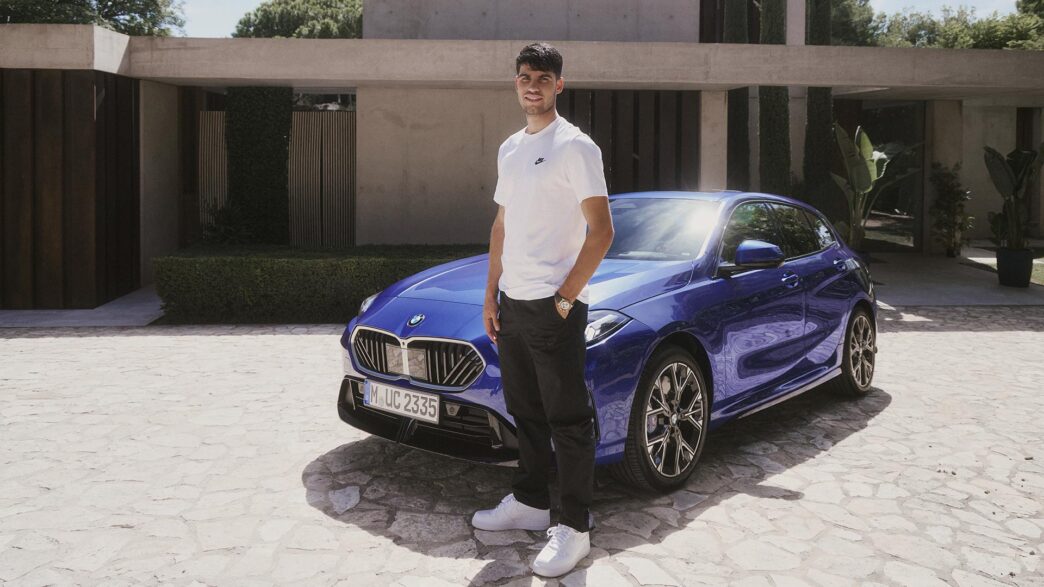 Carlos Alcaraz posa frente a uno de sus BMW