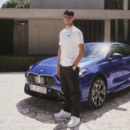 Todos los coches que ha tenido Carlos Alcaraz a sus 22 años Carlos Alcaraz posa frente a uno de sus BMW