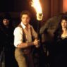 Brendan Fraser con camiseta blanca sujetando una antorcha en la oscuridad junto a Rachel Weisz en La Momia.