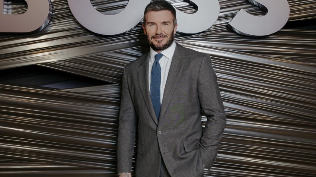 El futbolista David Beckham acudió como invitado al desfile de la firma Boss celebrado ayer, 26 de febrero en Milán.
