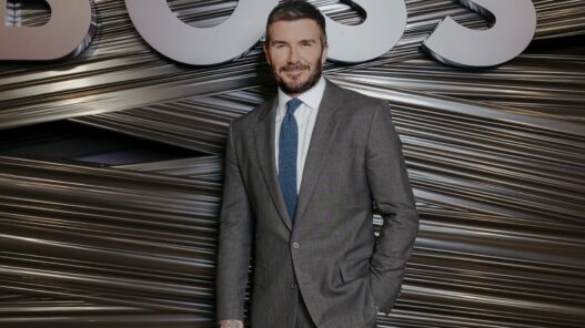 El futbolista David Beckham acudió como invitado al desfile de la firma Boss celebrado ayer, 26 de febrero en Milán.
