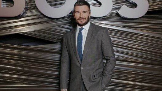 El futbolista David Beckham acudió como invitado al desfile de la firma Boss celebrado ayer, 26 de febrero en Milán.