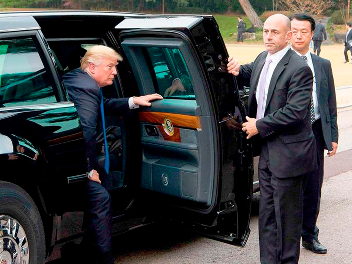 Donald Trump saliendo de su limusina blindada