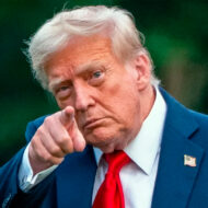 Esta es la razón por la que casi nadie puede tocar el coche con el que se mueve Donald Trump El presidente de los EEUU Donald Trump señalando con el dedo