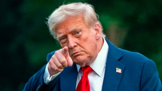 El presidente de los EEUU Donald Trump señalando con el dedo