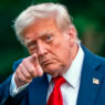 El presidente de los EEUU Donald Trump señalando con el dedo