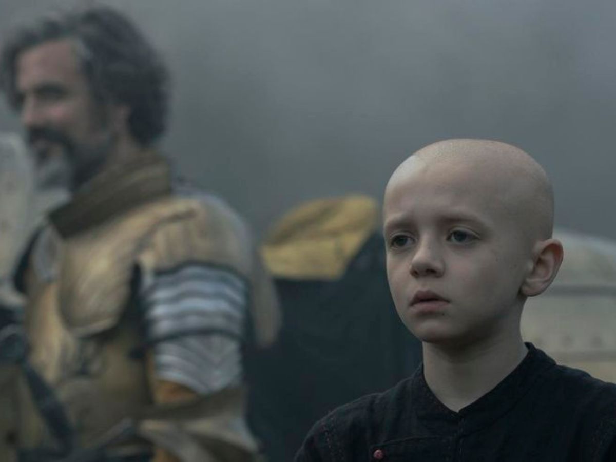 Primer plano de Dunk, protagonista de El caballero de los siete reinos y detrás Lyonel Baratheon en el quinto episodio.