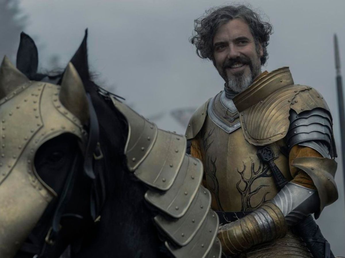 Lyonel Baratheon vestido con armadura dorada y montado sobre un caballo también con armadura en el capítulo 5 de El caballero de los siete reinos.