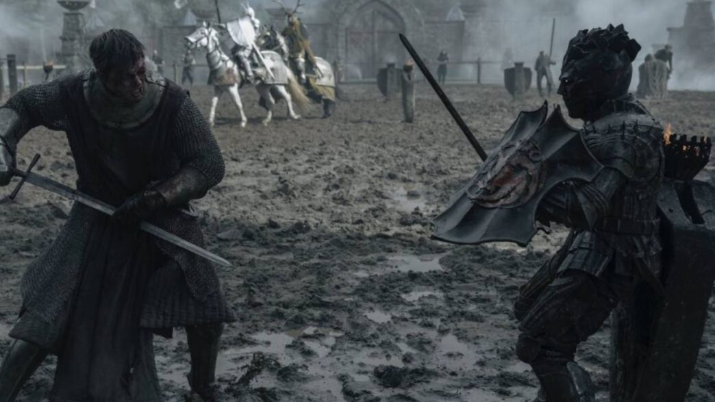 Peter Claffey como Dunk vestido con armadura y luchando con una espada en el quinto episodio de El caballero de los siete reinos.