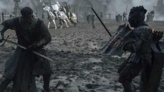 Peter Claffey como Dunk vestido con armadura y luchando con una espada en el quinto episodio de El caballero de los siete reinos.