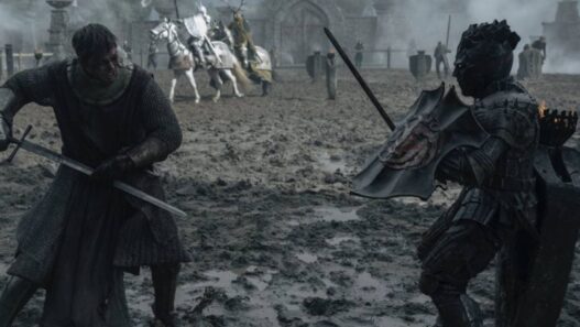 Peter Claffey como Dunk vestido con armadura y luchando con una espada en el quinto episodio de El caballero de los siete reinos.