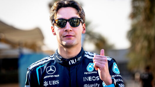 George Russell con el Pilot’s Watch Automatic 41 George Russell Ref. IW328107 durante los test de pretemporada 2026 en Baréin