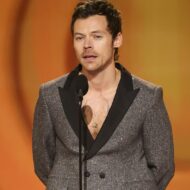 Harry Styles ya tiene la chaqueta que más va a dar que hablar esta temporada Harry Style durante su intervención en los Latin Grammy 2026