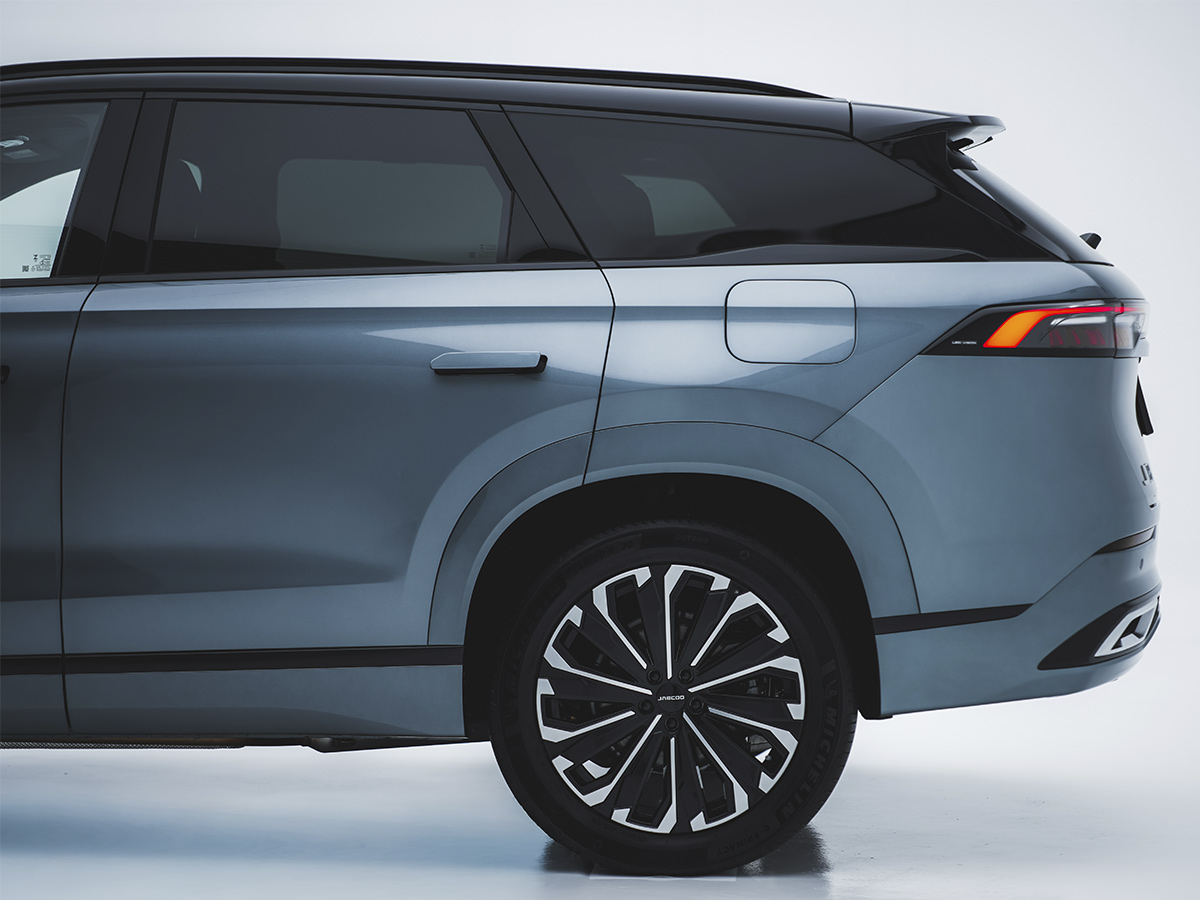 Vista lateral trasera del JAECOO 8 SHS 2026 en color gris