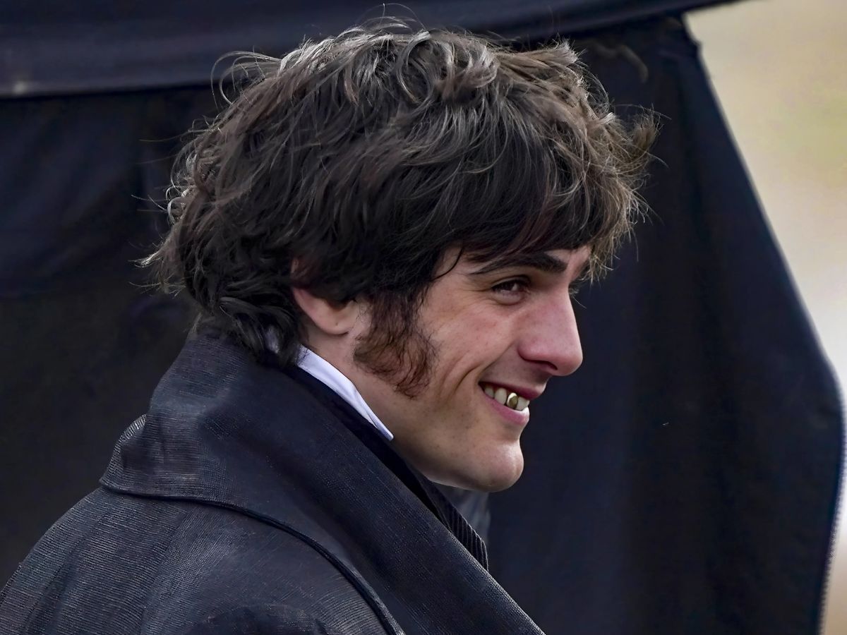 Jacob Elordi de perfil con patillas y un diente de oro interpretando a Heathcliff en Cumbres borrascosas.
