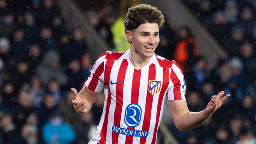 El futbolista Julián Álvarez en el campo con camiseta del Atlético de Madrid