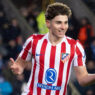 El futbolista Julián Álvarez en el campo con camiseta del Atlético de Madrid