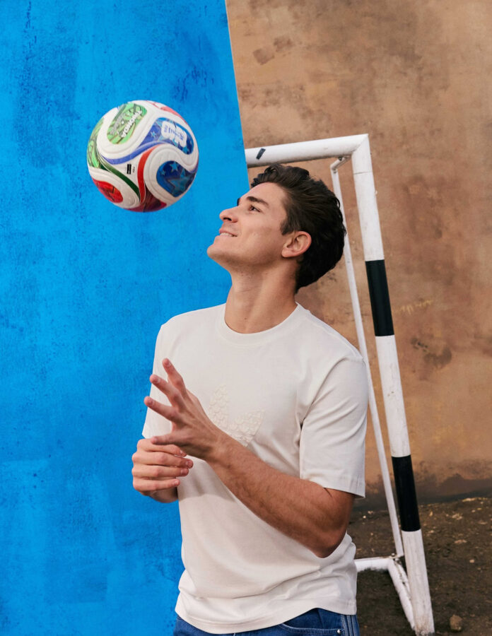 Julián Álvarez haciendo toques con un balón de fútbol