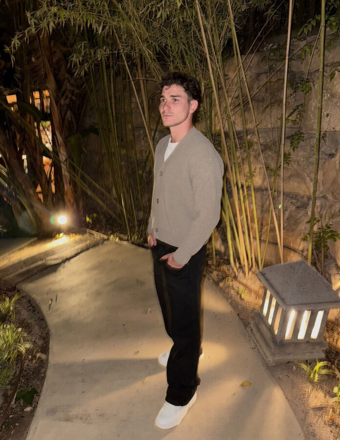 Julián Álvarez vestido con cárdigan, pantalón oscuro y zapatilla blancas Off-White