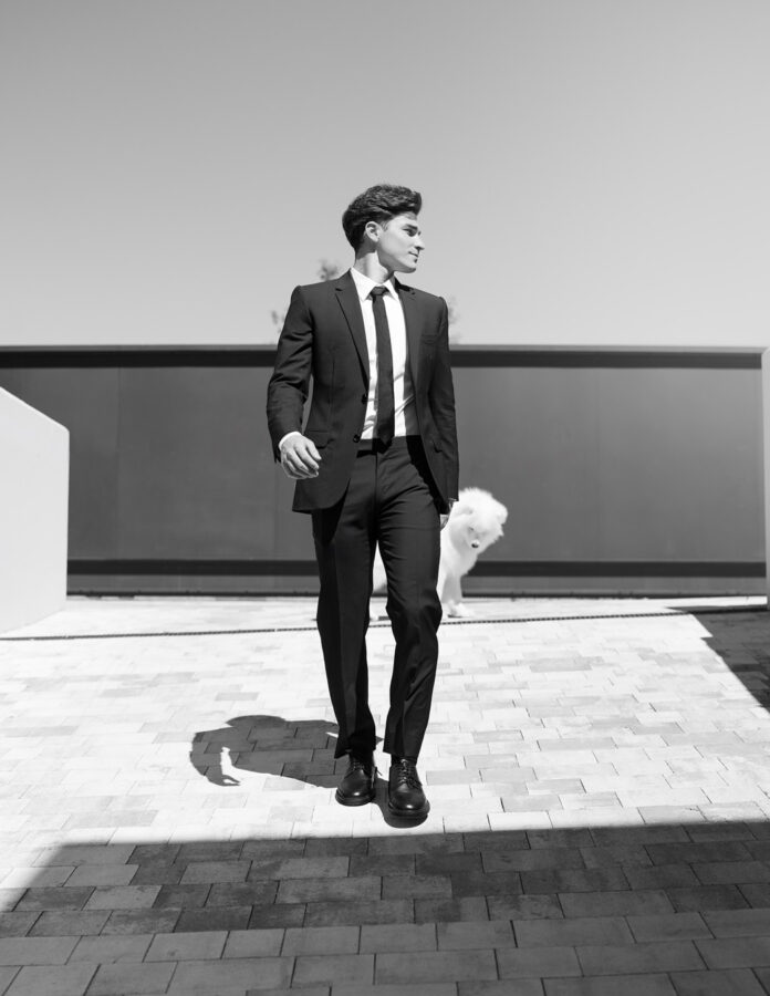 Julián Álvarez vestido de traje de chaqueta