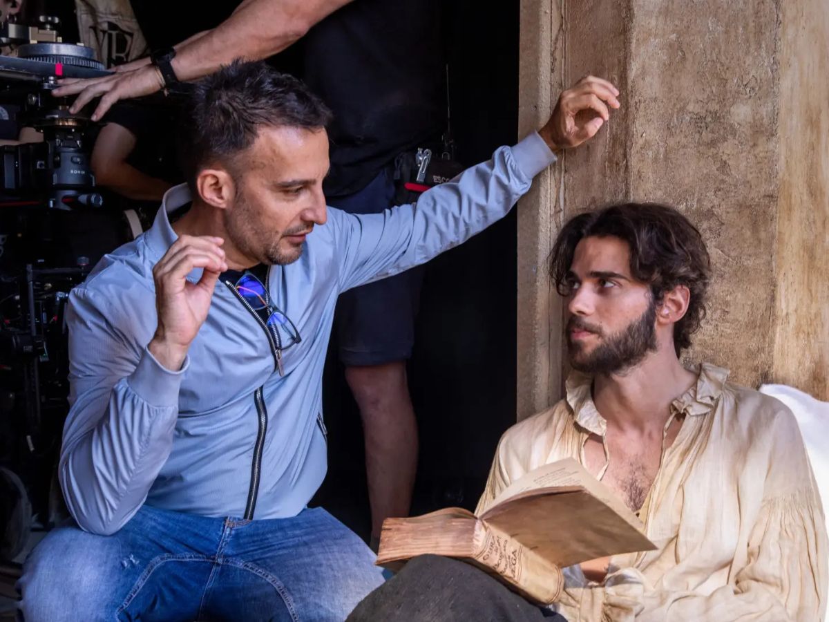 El director Alejandro Amenábar dando indicaciones al actor Julio Peña para grabar la película El cautivo.