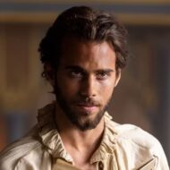 Julio Peña, actor: "Hemos hecho una película sobre Cervantes y nada va a manchar lo grande que es este proyecto" Julio Peña con camisa blanca interpretando a Cervantes en El Cautivo, de Alejandro Amenábar.