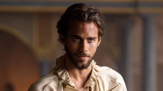 Julio Peña con camisa blanca interpretando a Cervantes en El Cautivo, de Alejandro Amenábar.